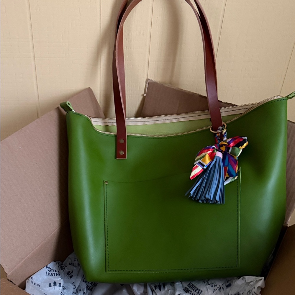 New Portland Leather green apple tote Large with zipper
